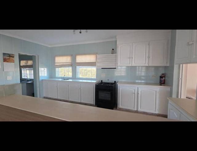 8 BEDROOM HOUSE FOR SALE IN MIDDEDORP